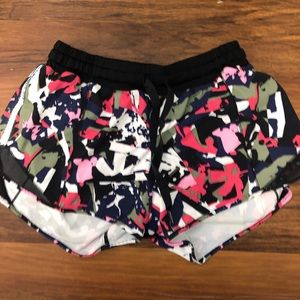 Lululemon Hotty Hot shorts 2.5”